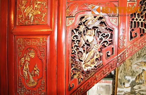 Trên thân long sàng được chạm trổ...