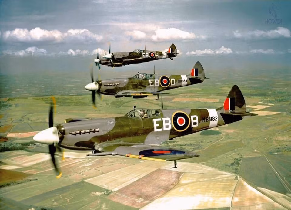  4. Máy bay tiêm kích Spitfire. Spitfire là một trong những máy bay chiến đấu nổi tiếng của Anh, với khả năng cơ động cao và tốc độ lớn. Nó đã đóng vai trò quan trọng trong Trận chiến Anh và giúp ngăn chặn không quân Đức chiếm ưu thế trên bầu trời Anh. Ảnh: Pinterest.