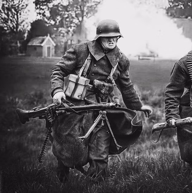  12. Súng máy MG 42 của Đức. MG 42 là loại súng máy có tốc độ bắn cực nhanh (từ 1.200 đến 1.500 phát/phút), là vũ khí hủy diệt trên chiến trường và được gọi là “lưỡi cưa của Hitler”. Súng này có tính linh hoạt cao, dễ di chuyển và là một trong những loại súng máy hiệu quả nhất của phe Trục. Ảnh: Pinterest.