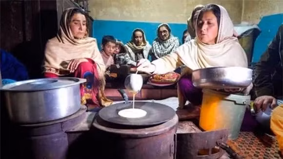 Bí quyết giúp người Hunza luôn trẻ đẹp là "ăn để sống chứ không phải là sống để ăn". Theo các nhà nghiên cứu, người Hunzas sống trường thọ và khỏe đẹp chủ yếu nhờ chế độ ăn uống thanh đạm, chừng mực.