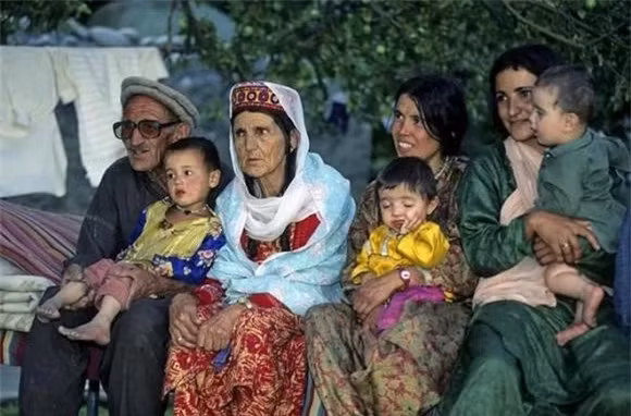  Hiện có khoảng hơn 30.000 người Hunza đang sống rải rác trong các thung lũng. Đa phần họ là nông dân, trồng các loại cây như lúa mì, khoai tây, lúa mạch, kê, kiều mạch, nhiều loại trái cây trên các thửa ruộng bậc thang. Bên cạnh đó, họ cũng chăn nuôi gia súc gồm dê, cừu và gà.