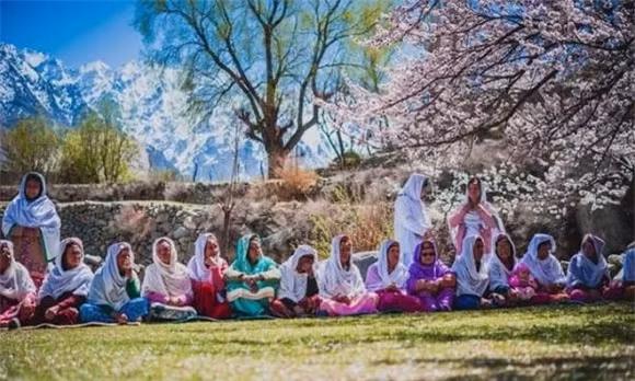 Tương truyền, nhà nước nhỏ của người Hunza được thành lập bởi một nhóm chiến binh của Alexander Đại Đế vào giai đoạn chinh phạt Ấn Độ từ năm 327-325 trước Công Nguyên. Tuy nhiên, cho tới nay nguồn gốc của người Hunza vẫn là bí ẩn đối với khoa học.