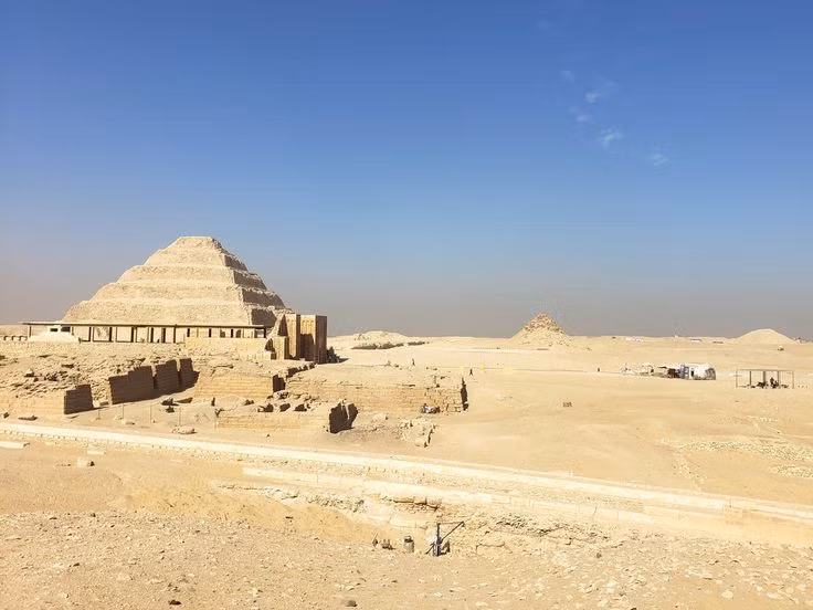  Biểu tượng cho quyền lực và vĩnh hằng: Kim tự tháp Djoser được xem là biểu tượng cho quyền lực và sự vĩnh hằng của pharaoh, nhằm đảm bảo rằng linh hồn của ông sẽ sống mãi và được tôn thờ sau khi qua đời. Ảnh: Pinterest.