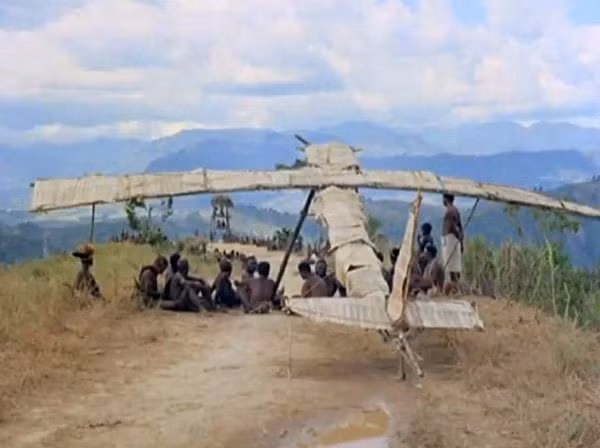  5. Cargo Cult (Giáo phái Cargo). Tồn tại ở nhiều đảo Thái Bình Dương, giáo phái này ra đời trong thời kỳ Thế chiến II, khi người dân bản địa chứng kiến người Mỹ thả hàng hóa xuống đảo của họ. Họ tin rằng các hàng hóa này đến từ tổ tiên và phát triển các nghi lễ để thu hút thêm hàng hóa. Ảnh: Pinterest.