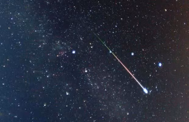  4. Sao băng cực sáng được gọi là "quả cầu lửa" (fireball). Những sao băng lớn, cực sáng và tỏa sáng lâu được gọi là quả cầu lửa. Quả cầu lửa có thể nhìn thấy rõ ngay cả vào ban ngày và đôi khi để lại một vệt khói kéo dài trong không khí. Ảnh: Pinterest.