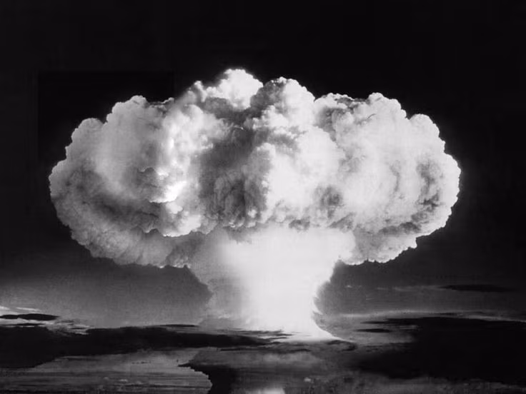  7. Sự phát triển của bom nguyên tử. Lời tiên tri: Nostradamus từng viết về “lửa mạnh khủng khiếp sẽ thiêu rụi các thành phố,” ám chỉ về một sự hủy diệt khủng khiếp: "Trong vòng hai lần, lửa mạnh sẽ thiêu cháy thành phố lớn. Một trận lửa sẽ diễn ra từ không trung, gây chết chóc khôn lường". Ảnh: Pinterest.
