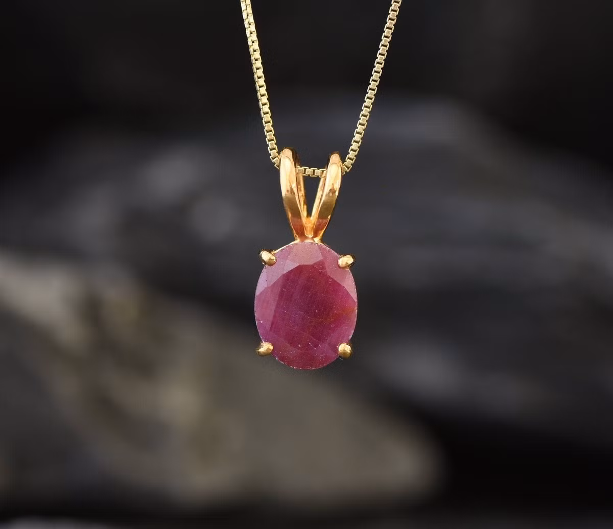  2. Thành phần hóa học. Hồng ngọc là một dạng của khoáng vật corundum (Al₂O₃), có màu đỏ nhờ chứa một lượng nhỏ chromium (Cr). Ảnh: Pinterest.