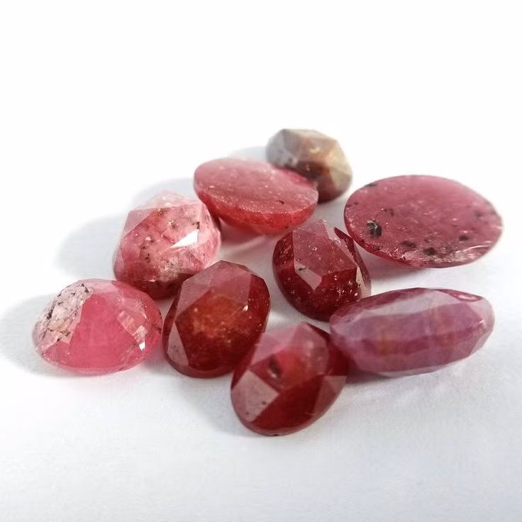  12. Các quốc gia khai thác khác. Ngoài Myanmar, hồng ngọc còn được tìm thấy ở Thái Lan, Sri Lanka, Việt Nam, Madagascar, và Mozambique, mỗi nơi mang lại những sắc thái khác nhau. Ảnh: Pinterest.