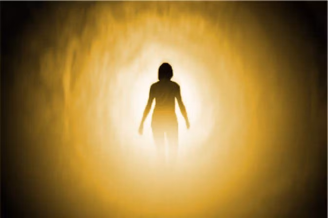  1. Trải nghiệm cận tử (Near-Death Experience - NDE). Nhiều người đã chia sẻ về những trải nghiệm cận tử khi họ ở ranh giới giữa sống và chết. Những trải nghiệm này thường bao gồm cảm giác thoát khỏi cơ thể, đi qua đường hầm ánh sáng, gặp lại người thân đã qua đời và cảm giác bình an tuyệt đối. Ảnh: Pinterest.