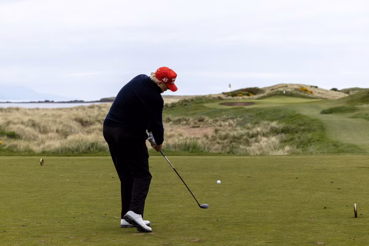  15. Di sản kết hợp: Gia tộc Trump là sự kết hợp giữa gốc gác Đức và Scotland, tạo nên một gia đình với nền tảng văn hóa đa dạng. Donald Trump thường nhấn mạnh niềm tự hào với cả hai nguồn gốc này, đặc biệt là khi ông có một sân golf tại Scotland và thường đến đây thăm quê mẹ. Ảnh: Newsweek.