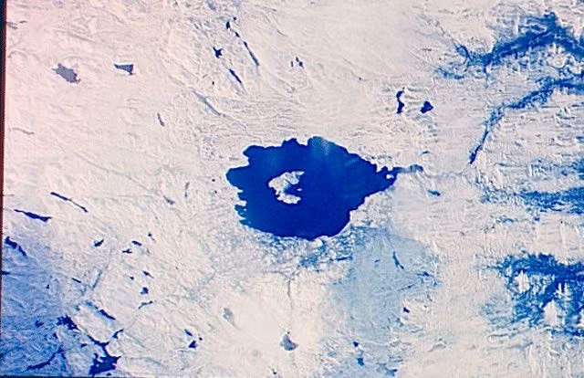  Hố thiên thạch Mistastin - Labrador, Canada. Hố Mistastin được hình thành cách đây khoảng 36 triệu năm với đường kính 28 km. Hiện nay, hố này đã trở thành một hồ nước có hình bầu dục. Ảnh: Pinterest.