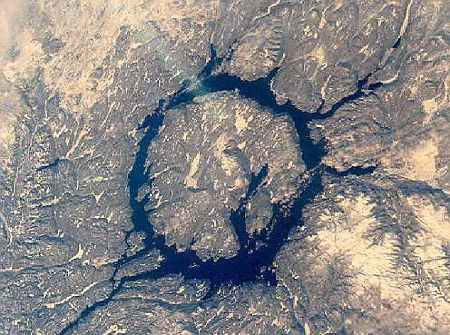  Hố thiên thạch Popigai - Siberia, Nga. Hố Popigai là một trong những hố va chạm lớn nhất tại Nga, có đường kính khoảng 100 km, hình thành từ vụ va chạm cách đây khoảng 35 triệu năm. Nơi đây chứa lượng kim cương rất lớn hình thành từ áp suất cao do va chạm. Ảnh: Pinterest.