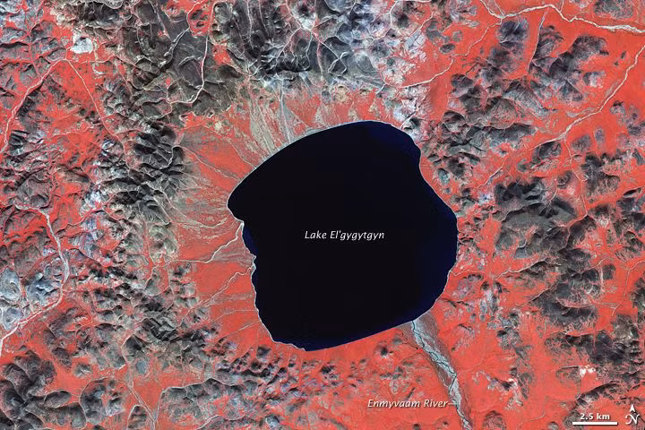  Hố thiên thạch Elgygytgyn - Chukotka, Nga. Hố Elgygytgyn có đường kính khoảng 18 km và hình thành từ vụ va chạm thiên thạch cách đây 3,6 triệu năm. Hố nằm trong một vùng hoang vắng, nên ít bị ảnh hưởng bởi con người và được bảo tồn nguyên vẹn. Ảnh: Pinterest.