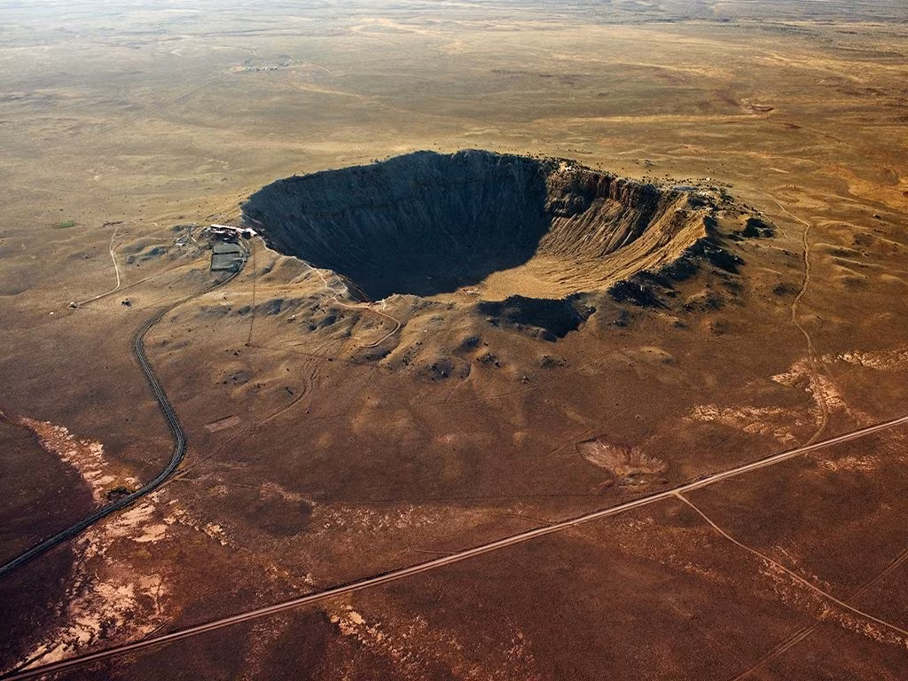  Hố thiên thạch Barringer - Arizona, Mỹ. Đây là một trong những hố thiên thạch nổi tiếng nhất thế giới, được hình thành từ vụ va chạm của một thiên thạch cách đây khoảng 50.000 năm. Hố rộng 1,2 km và sâu 170 m. Ảnh: Pinterest.