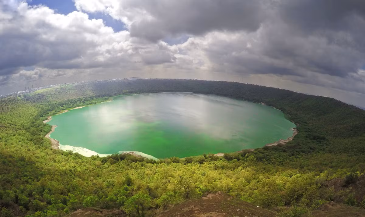  Hố thiên thạch Lonar - Maharashtra, Ấn Độ. Lonar là hố thiên thạch duy nhất được tạo ra từ va chạm thiên thạch vào lớp đá bazan, với tuổi khoảng 52.000 năm. Hố có đường kính 1,8 km và là một điểm nghiên cứu khoa học độc đáo. Ảnh: Pinterest.