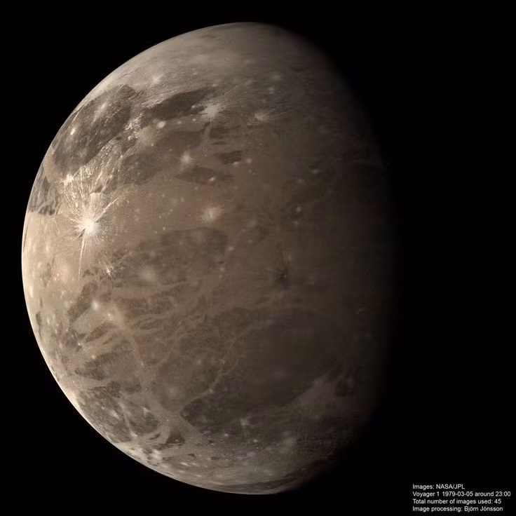  7. Có khí quyển mỏng. Ganymede có một khí quyển rất mỏng, chứa oxy, nhưng không đủ để hỗ trợ sự sống như trên Trái Đất. Ảnh: Pinterest.