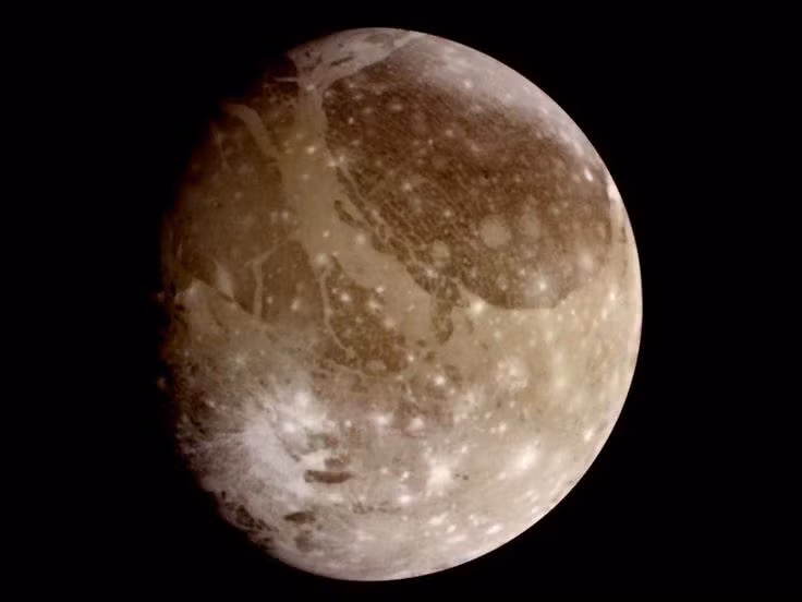  6. Là một phần của hệ thống Galileo. Ganymede là một trong bốn mặt trăng lớn của Sao Mộc được nhà thiên văn Galileo Galilei phát hiện vào năm 1610. Ảnh: Pinterest.