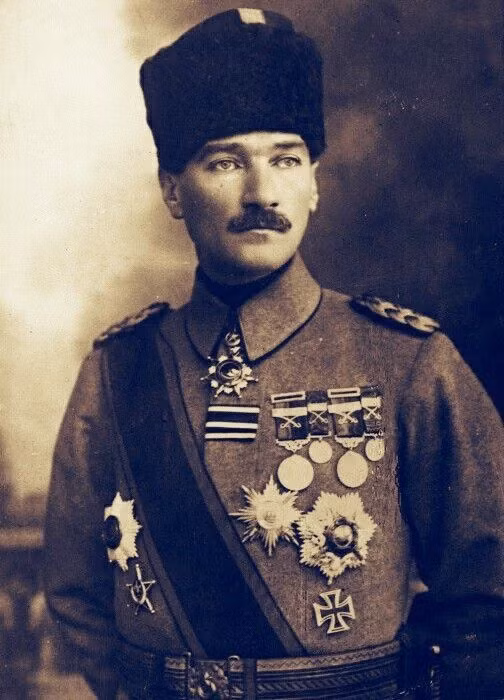  Mustafa Kemal Atatürk (Ottoman). Là người chỉ huy quân Ottoman trong Trận Gallipoli, ông đã giữ vững phòng tuyến và đẩy lùi cuộc tấn công của phe Đồng Minh. Sau chiến tranh, ông trở thành người sáng lập nước Thổ Nhĩ Kỳ hiện đại.