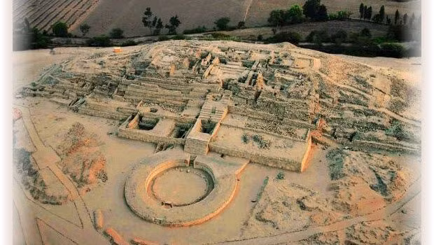  Nền văn minh Caral. Xuất hiện ở Peru khoảng 3000 TCN, Caral là một trong những nền văn minh cổ xưa nhất ở châu Mỹ. Họ xây dựng các kim tự tháp và có một nền văn hóa không chiến tranh, nhưng đến nay người ta vẫn chưa hiểu rõ lý do sụp đổ của họ. Ảnh: Pinterest.
