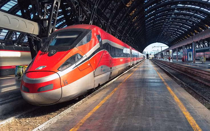 Công nghệ: Tàu Frecciarossa có tốc độ tối đa 300 km/h, hệ thống an toàn ETCS. Italo do NTV vận hành và cũng đạt tốc độ tối đa 300 km/h. Ảnh: Pinterest.