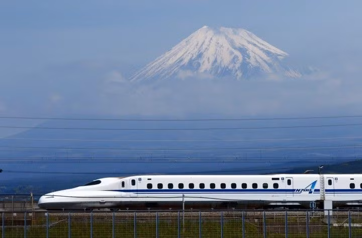  1. Shinkansen - Nhật Bản. Năm hoạt động: 1964 (Tuyến Tōkaidō Shinkansen là tuyến đầu tiên). Độ dài: Khoảng 3.000 km (tổng các tuyến). Ảnh: Pinterest.
