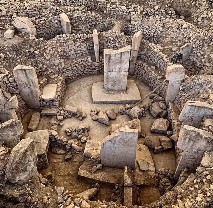  Göbekli Tepe - Thổ Nhĩ Kỳ. Göbekli Tepe là công trình cổ xưa nhất được biết đến, có niên đại khoảng 12.000 năm. Được xây dựng từ những cột đá lớn và phức tạp, với nhiều hình chạm khắc động vật, nơi này dường như vượt ngoài khả năng kỹ thuật của con người thời kỳ đồ đá. Ảnh: Pinterest.