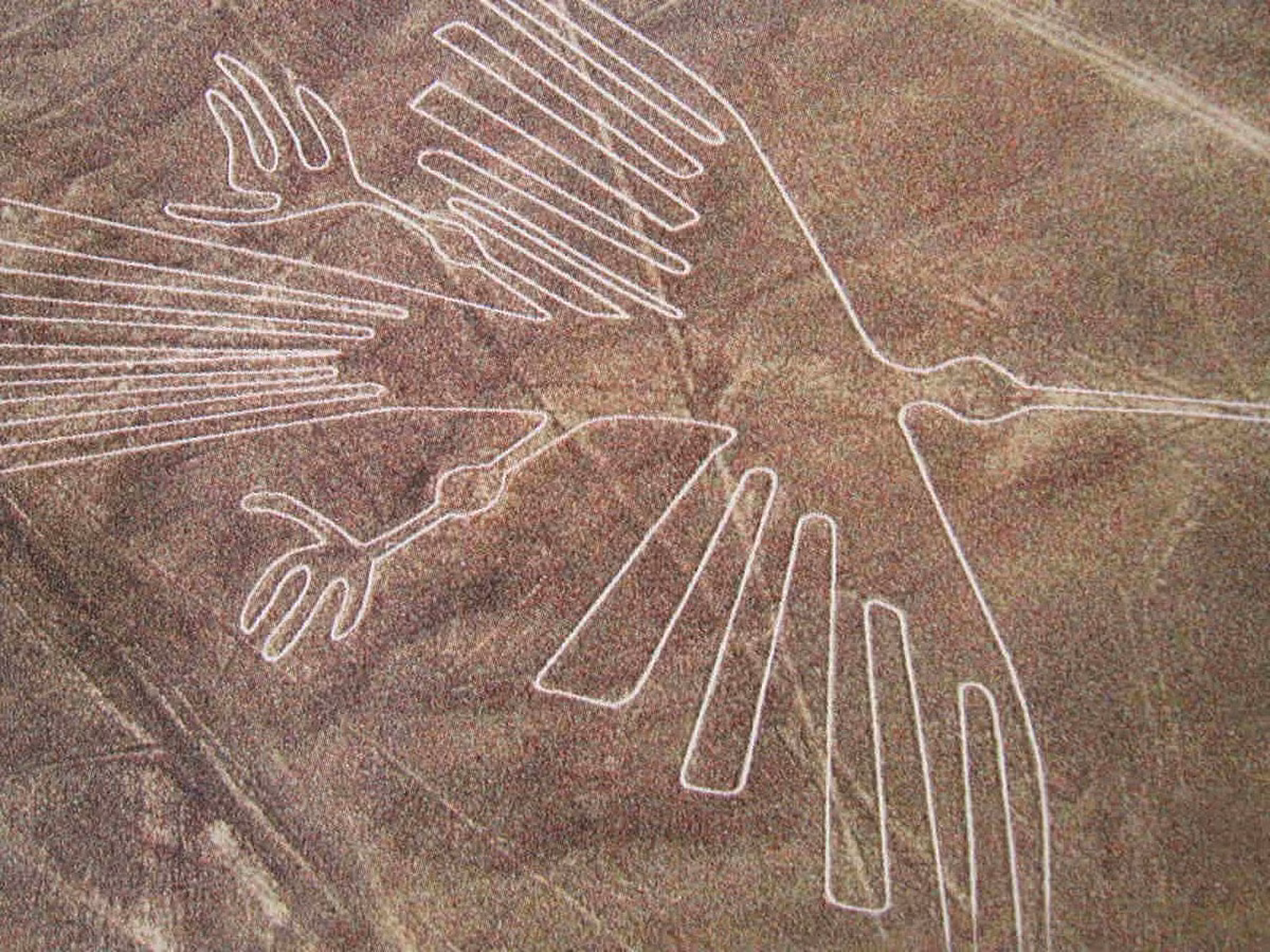  Các đường vẽ Nazca – Peru. Các đường vẽ Nazca là những hình vẽ khổng lồ trên mặt đất, thể hiện hình ảnh động vật, con người và hình học mà chỉ có thể thấy rõ từ trên cao. Một số người cho rằng đây là thông điệp hoặc dấu hiệu cho người ngoài hành tinh, hoặc thậm chí là “sân bay” cho tàu vũ trụ. Ảnh: Pinterest.