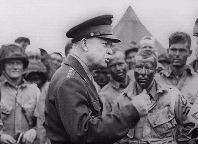  Dwight D. Eisenhower (Mỹ). Là Tổng Tư lệnh Lực lượng Đồng Minh ở châu Âu, Eisenhower chỉ huy cuộc đổ bộ Normandy (D-Day) vào năm 1944 và là người đứng đầu trong các chiến dịch giải phóng Tây Âu khỏi Đức Quốc xã. Sau Thế chiến II, ông trở thành Tổng thống Hoa Kỳ. Ảnh: Pinterest.