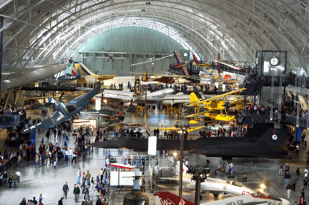  Bảo tàng Hàng không và Không gian Quốc gia, Mỹ. Nằm trong hệ thống Bảo tàng Smithsonian, bảo tàng này có một bộ sưu tập đồ sộ về lịch sử hàng không, không gian, bao gồm các chiến đấu cơ và hiện vật từ thời kỳ Thế chiến I đến các cuộc chiến hiện đại. Ảnh: Pinterest.