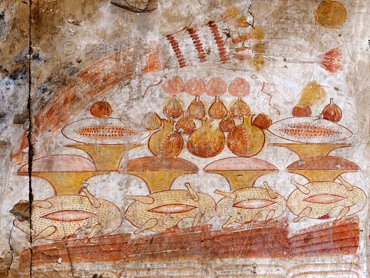  6. Trái cây và rau củ. Người Ai Cập cổ đại trồng nhiều loại rau và trái cây để làm phong phú bữa ăn của họ. Rau củ phổ biến bao gồm hành, tỏi, rau mùi, đậu lăng, đậu xanh, dưa leo và rau diếp. Trái cây như nho, chà là, lựu, dưa và quả sung được trồng nhiều nhờ vào hệ thống tưới tiêu từ sông Nile. Ảnh: Pinterest.