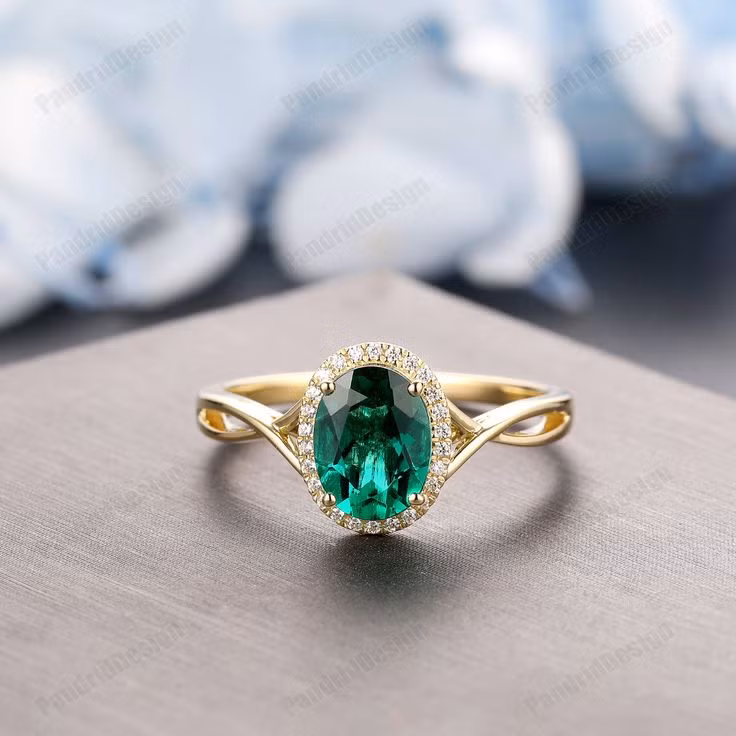  15. Ngọc lục bảo nhân tạo. Vì ngọc lục bảo tự nhiên rất quý hiếm và đắt đỏ, ngọc lục bảo tổng hợp đã được tạo ra trong phòng thí nghiệm để phục vụ thị trường. Tuy nhiên, chúng có giá trị thấp hơn nhiều so với ngọc tự nhiên. Ảnh: Pinterest.