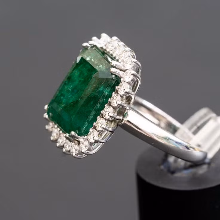  9. Được biết đến là "viên đá tình yêu". Ngọc lục bảo được xem là biểu tượng của tình yêu và sự hòa hợp. Người ta tin rằng nó có thể tăng cường lòng chung thủy và sự gắn bó trong các mối quan hệ. Ảnh: Pinterest.
