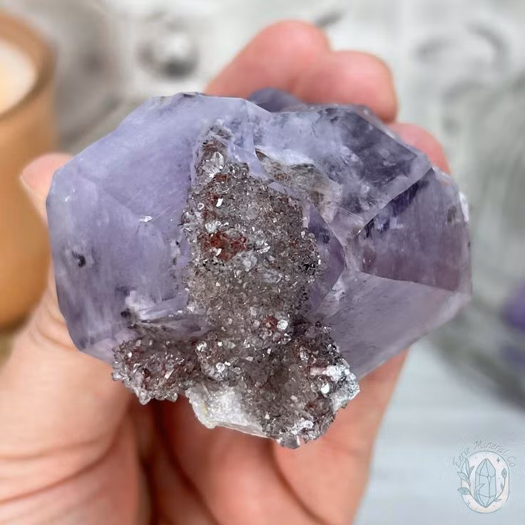  13. Bảo vệ con người khỏi năng lượng xấu. Trong nhiều nền văn hóa, thạch anh tím được tin là có khả năng bảo vệ người đeo khỏi ma quỷ, tà ác, và các năng lượng tiêu cực. Ảnh: Pinterest.