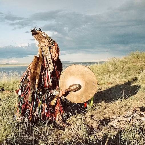  7. Nghi lễ trống. Trống là công cụ quan trọng trong nghi lễ shaman. Nhịp điệu đều đặn của trống giúp shaman đạt được trạng thái xuất thần và liên lạc với thế giới tâm linh. Ảnh: Pinterest.