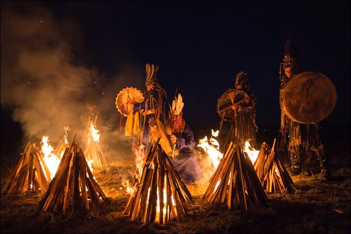  6. Hành trình tâm linh. Trong trạng thái xuất thần, shaman thực hiện "hành trình tâm linh" để giao tiếp với các linh hồn, tìm kiếm câu trả lời, hoặc chữa lành bệnh tật. Ảnh: Pinterest.