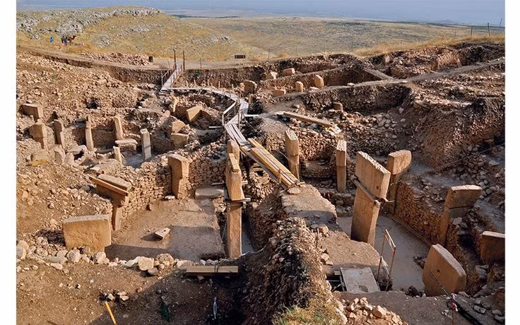  Việc chôn lấp có chủ ý. Göbekli Tepe đã được chôn vùi một cách có chủ ý sau khi sử dụng trong khoảng một vài ngàn năm. Các vòng tròn đá và cột đá được lấp đầy cẩn thận bằng đất và đá, cho thấy người xưa có thể đã quyết định bỏ lại di tích này. Điều này cũng giúp di tích được bảo tồn tốt qua hàng ngàn năm. Ảnh: Pinterest.