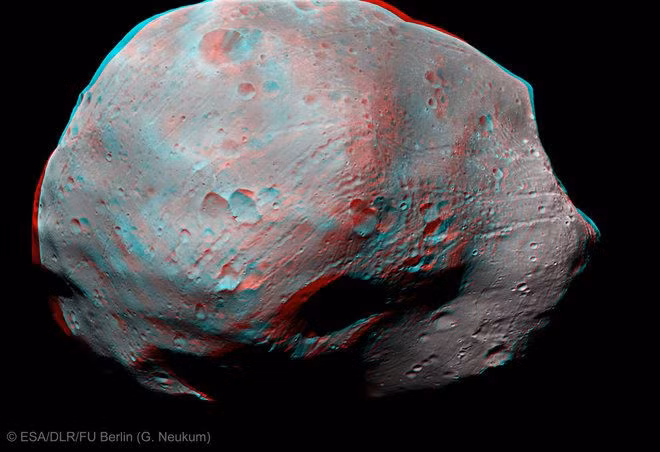  10. Phobos (Sao Hỏa). Mặt trăng nhỏ, hình dạng méo mó và chuyển động nhanh này đang dần tiến gần sao Hỏa. Trong vài triệu năm tới, nó có thể vỡ vụn và hình thành vành đai quanh sao Hỏa. Ảnh: Pinterest.