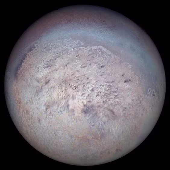  8. Triton (Sao Hải Vương). Quay ngược chiều quỹ đạo của sao Hải Vương, Triton có thể từng là một hành tinh lùn bị bắt giữ. Đây là mặt trăng lạnh nhất hệ mặt trời với hoạt động núi lửa phun nitơ. Ảnh: Pinterest.