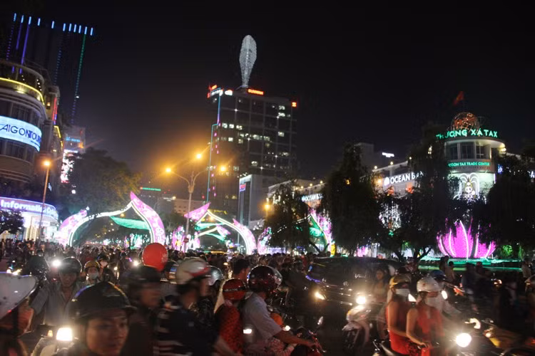 Càng về khuya, dòng người càng tấp nập đổ về.