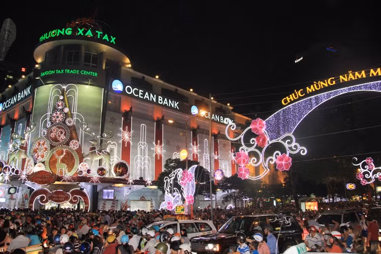 Biển người tại trung tâm thành phố.