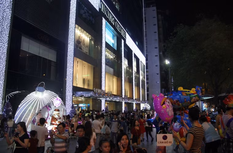 Nghẹt kín khách tham quan, mua sắm.