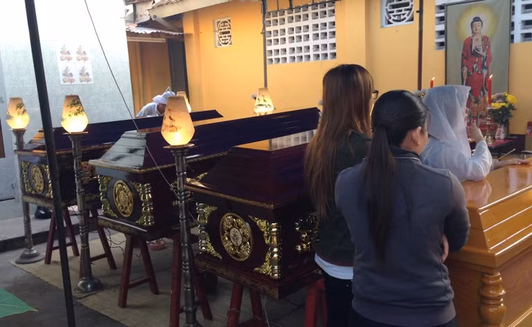 Rạng sáng nay, sau khi làm xong thủ tục pháp y, thi thể các nạn nhân đã được bàn giao cho gia đình lo hậu sự. Do căn nhà bị cháy rụi và đang được phong tỏa để cơ quan chức năng làm công tác khám nghiệm nên các nạn nhân đã được quàn tại chùa Bửu Hưng đối diện.