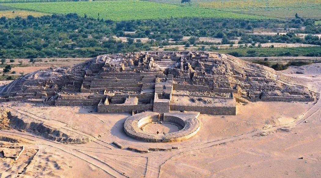  3. Cao gần 30 mét. Pyramide Mayor (Kim tự tháp Lớn) công trình lớn nhất ở Caral, có chiều cao gần 30 mét và được xây bằng đá, đất sét với thiết kế bậc thang – một dạng tiền thân của các kiến trúc Inca sau này. Ảnh: Pinterest.