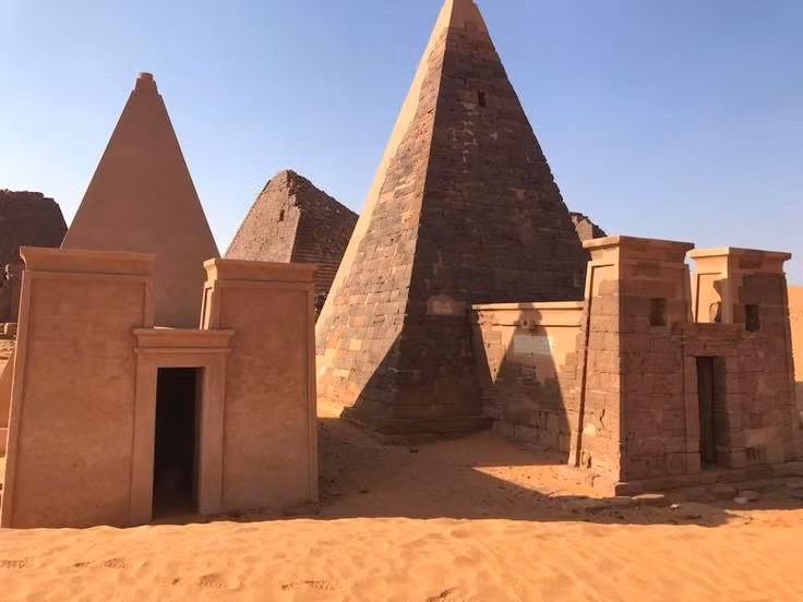  5. Chúng từng bị lãng quên trong hàng thế kỷ. Sau khi vương quốc Kush suy tàn, kim tự tháp Nubian rơi vào quên lãng và chỉ được tái khám phá vào thế kỷ 19. Ảnh: Pinterest.