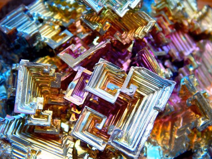  5. Tỷ lệ giãn nở khi đông đặc của Bismuth tương tự nước. Giống nước, Bismuth nở ra khi chuyển từ dạng lỏng sang rắn – đặc điểm này khiến nó lý tưởng cho đúc khuôn chi tiết cao. Ảnh: Pinterest.