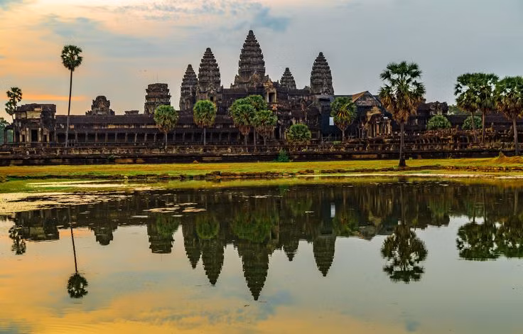 Cấu trúc đền mô phỏng vũ trụ Hindu. Ngọn tháp trung tâm tượng trưng cho núi Meru – trung tâm vũ trụ trong Ấn Độ giáo, còn các hào nước bao quanh là biểu tượng của đại dương vũ trụ. Ảnh: Pinterest.