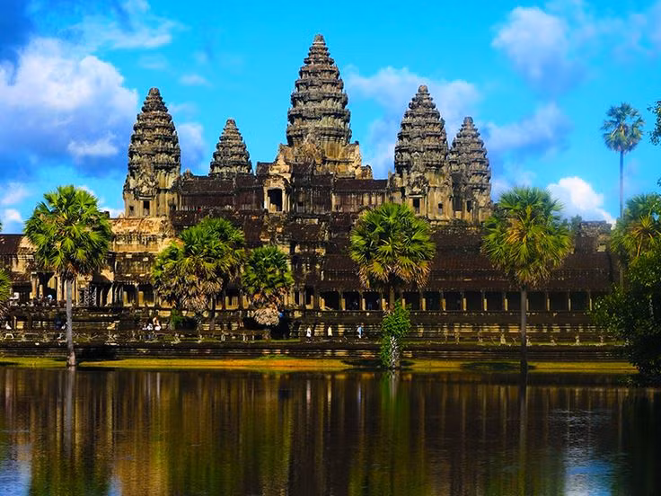 Ban đầu đền được xây dựng để thờ thần Vishnu của Ấn Độ giáo. Không giống phần lớn các ngôi đền Khmer thờ thần Shiva, Angkor Wat là một trong số ít đền thờ chính thần Vishnu, biểu tượng của sự bảo vệ và gìn giữ vũ trụ. Ảnh: Pinterest.