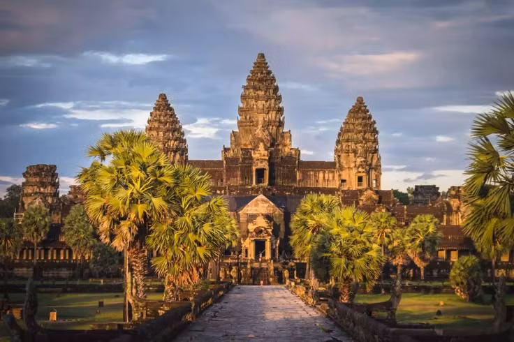 Angkor Wat được xây dựng quay về hướng Tây – điều hiếm thấy. Phần lớn các đền thờ Khmer quay về hướng Đông, nhưng Angkor Wat lại quay về hướng Tây – thường liên quan đến cái chết – nên có giả thuyết cho rằng đây là lăng mộ của vua Suryavarman II. Ảnh: Pinterest.