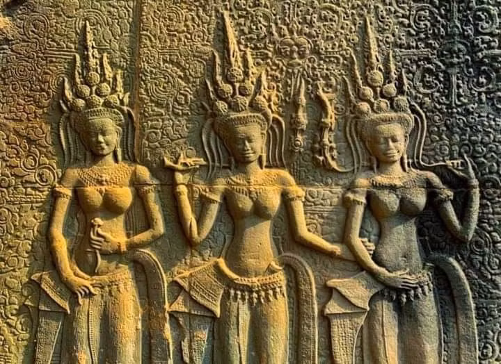 Đền có hơn 3.000 bức tượng nữ thần Apsara được chạm khắc tinh xảo. Những vũ nữ Apsara huyền thoại xuất hiện khắp nơi trên tường đền với từng kiểu tóc, trang phục và trang sức khác nhau – không bức nào giống bức nào. Ảnh: Pinterest.