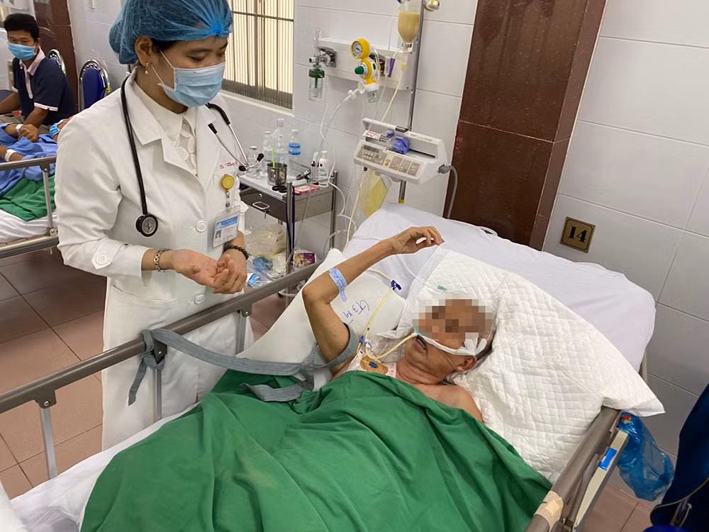 Thanh nien 27 tuoi nguy kich do dot quy sau con dau dau du doi-Hinh-2